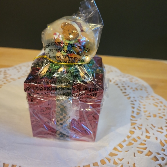 Kirkland Signature Water Globe Box NIB - Picture 7 of 7